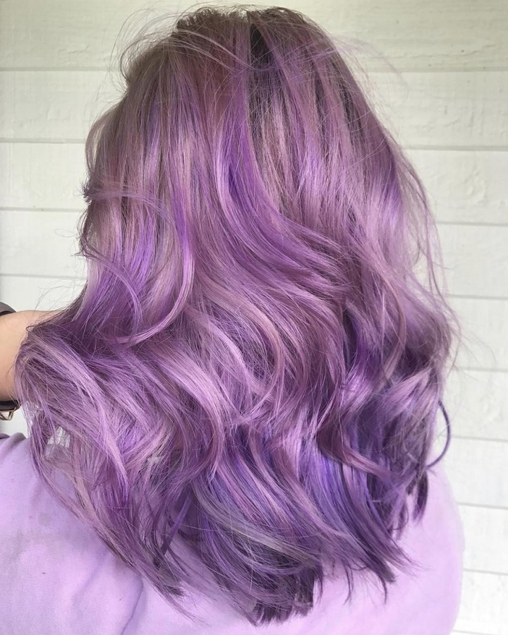 听到紫色, 或许很多人都会以为很浮夸, 但其实以黑色头发搭配紫色