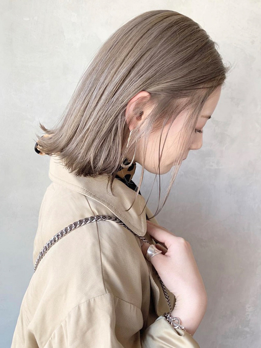 打造出阳光下头发自然的亮丽效果,颜色通常介于金发与褐色之间,奶油般