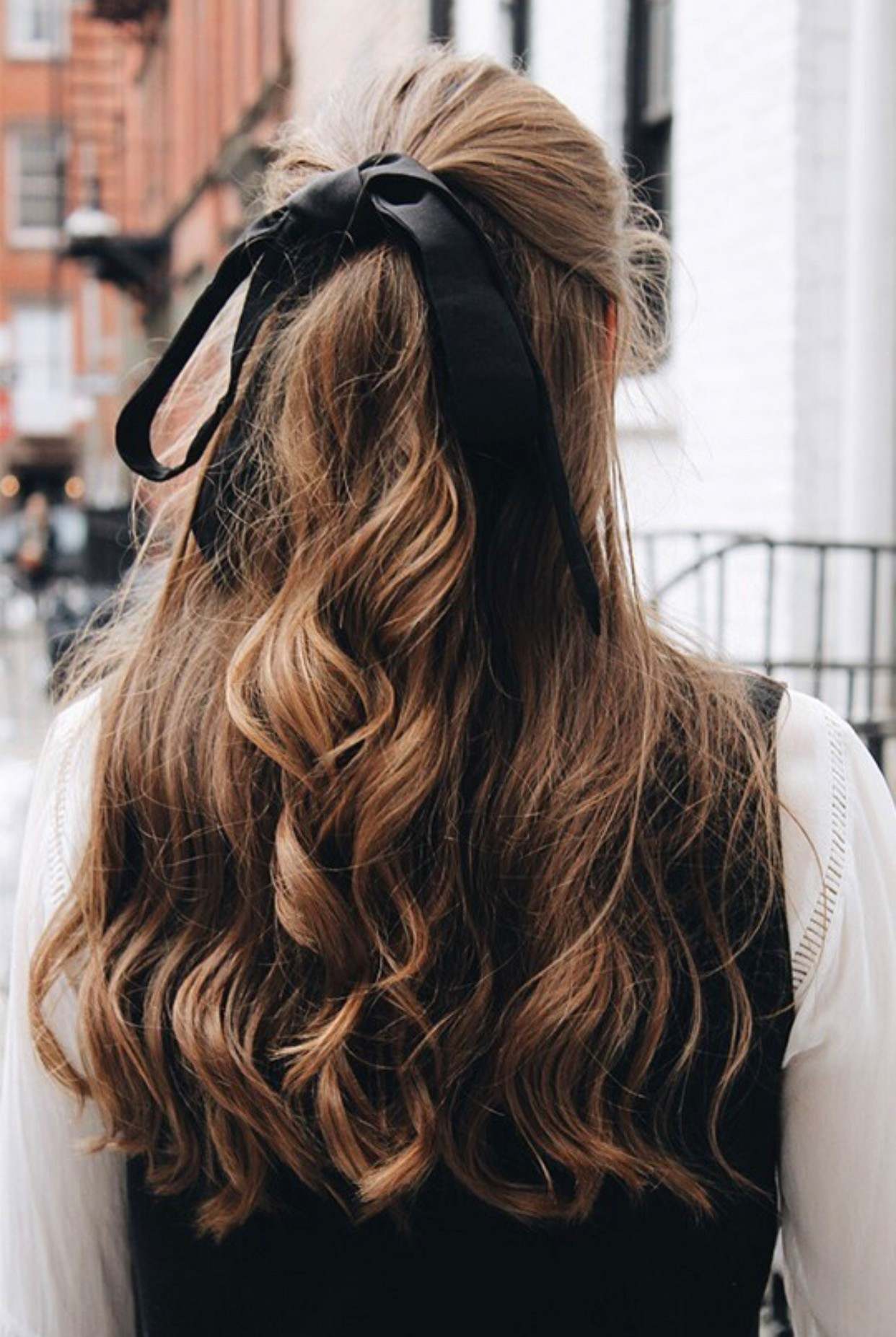 一条丝带提升懒女生的发型气质很多女生早上起床总是匆匆忙忙,打开