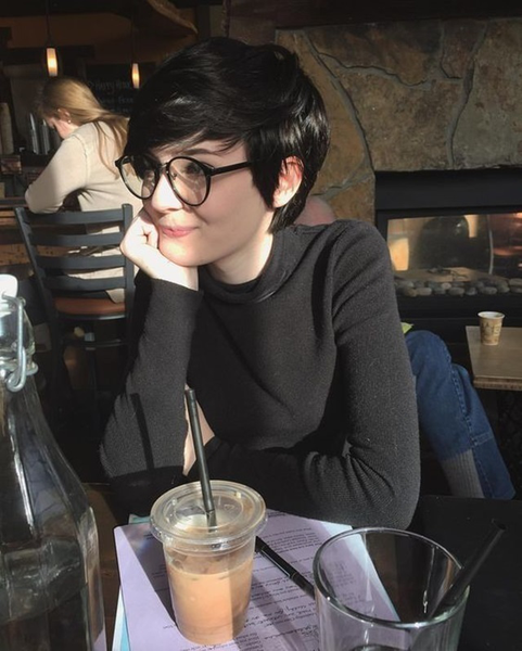 精灵短发(pixie cut)最早流行于 1950 年代的美国,在复古风潮崛起的